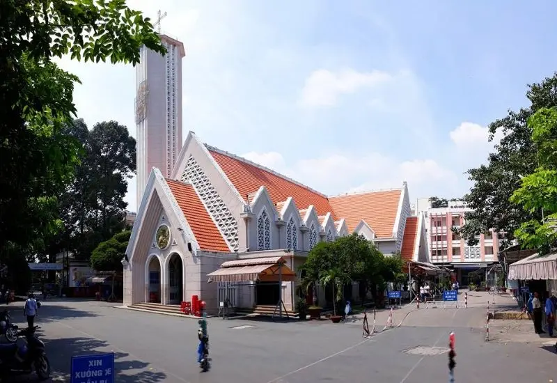 Gh&eacute; thăm nh&agrave; thờ Kỳ Đồng: D&ograve;ng Ch&uacute;a Cứu Thế S&agrave;i G&ograve;n 2