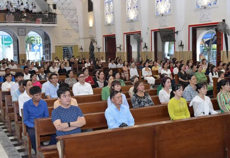 Gh&eacute; thăm nh&agrave; thờ Kỳ Đồng: D&ograve;ng Ch&uacute;a Cứu Thế S&agrave;i G&ograve;n 3