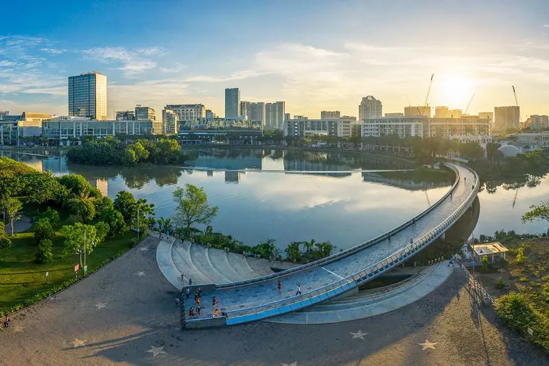 Hồ B&aacute;n Nguyệt uốn lượn bao bọc những gi&aacute; trị cảnh quan của S&agrave;i G&ograve;n 4