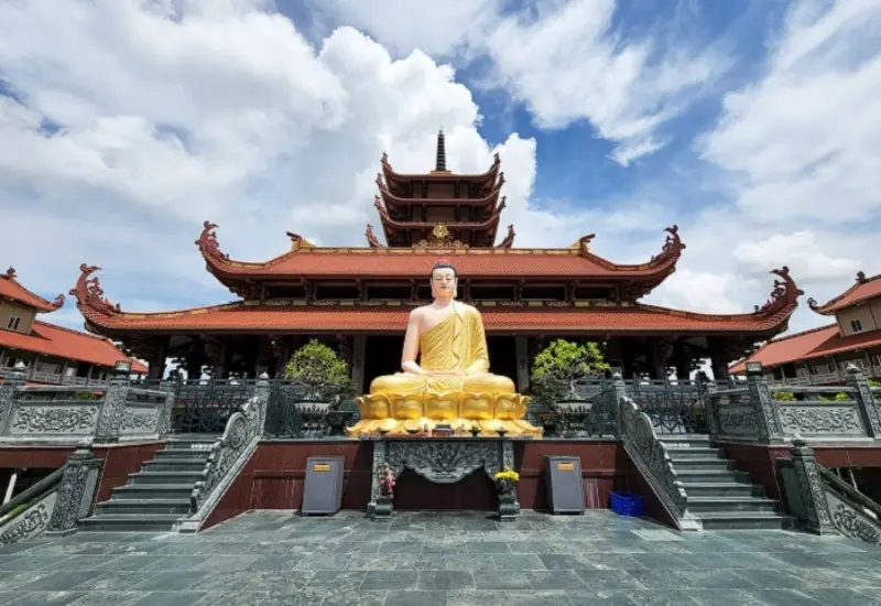 Kh&aacute;m ph&aacute; ch&ugrave;a Phật c&ocirc; đơn b&igrave;nh y&ecirc;n giữa nhịp sống đ&ocirc; thị 4