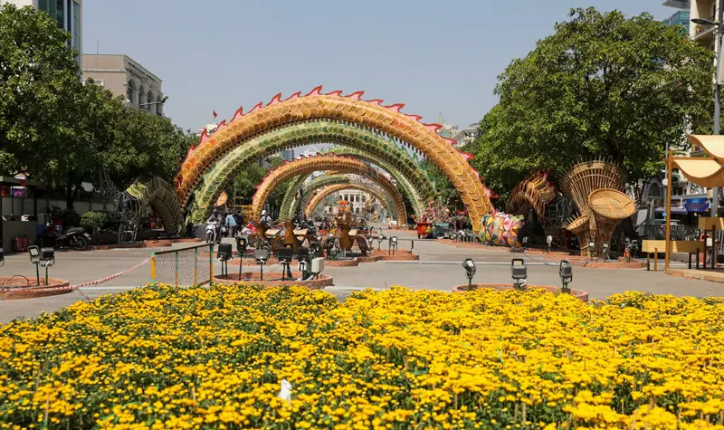 Kh&aacute;m ph&aacute; đường hoa Nguyễn Huệ 2024 v&agrave; linh vật Rồng si&ecirc;u ho&agrave;nh tr&aacute;ng 8