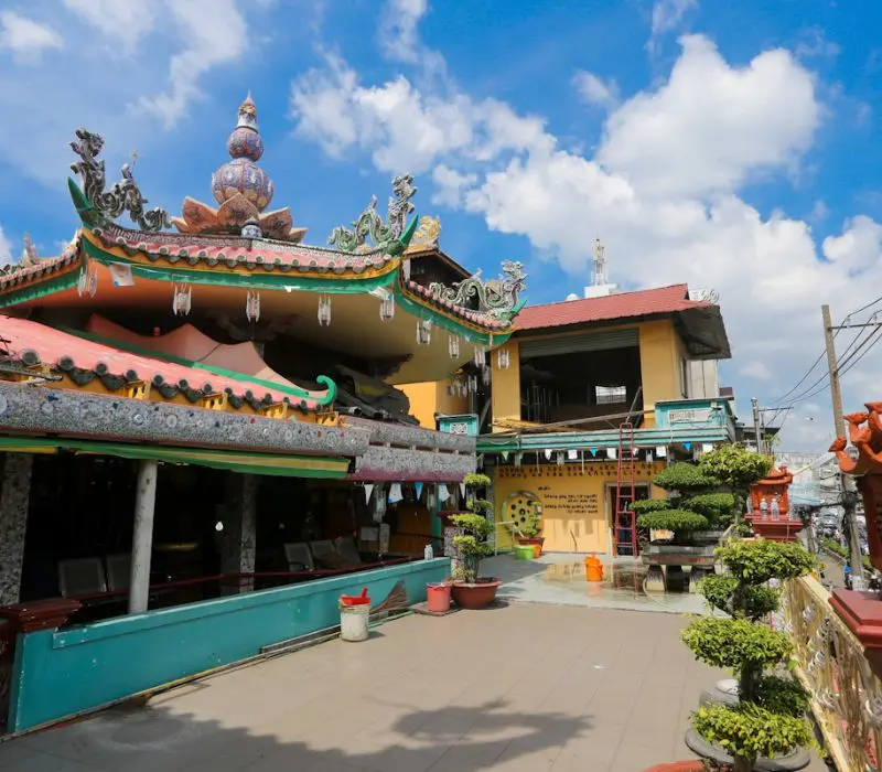 Kh&aacute;m ph&aacute; ng&ocirc;i ch&ugrave;a An Ph&uacute; đầy độc đ&aacute;o từ miểng s&agrave;nh tại Quận 8 4