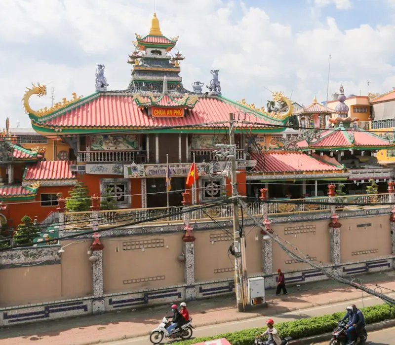 Kh&aacute;m ph&aacute; ng&ocirc;i ch&ugrave;a An Ph&uacute; đầy độc đ&aacute;o từ miểng s&agrave;nh tại Quận 8 2