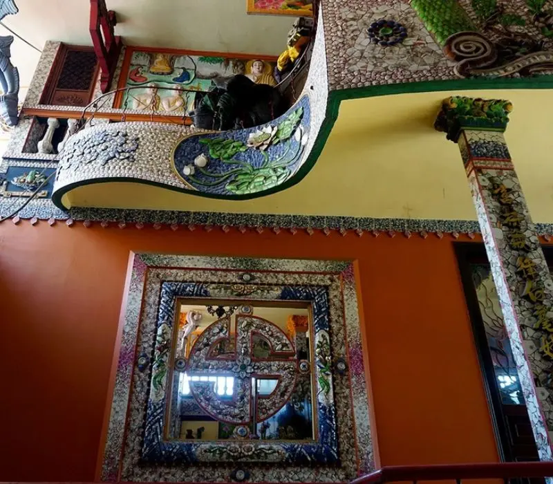 Kh&aacute;m ph&aacute; ng&ocirc;i ch&ugrave;a An Ph&uacute; đầy độc đ&aacute;o từ miểng s&agrave;nh tại Quận 8 10