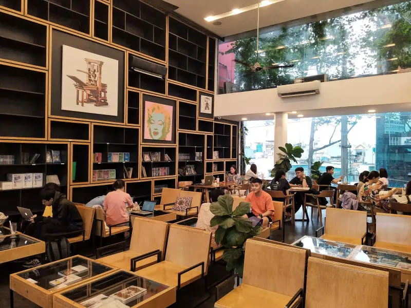 Kh&aacute;m ph&aacute; nh&agrave; s&aacute;ch C&aacute; Ch&eacute;p b&igrave;nh y&ecirc;n giữa phố thị vội v&atilde; 9