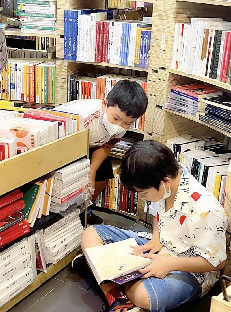 Kh&aacute;m ph&aacute; nh&agrave; s&aacute;ch C&aacute; Ch&eacute;p b&igrave;nh y&ecirc;n giữa phố thị vội v&atilde; 5