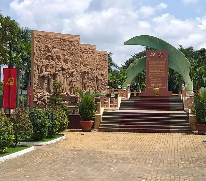 Khu tưởng niệm Vườn Cau Đỏ: Chứng nh&acirc;n lịch sử h&agrave;o h&ugrave;ng 3