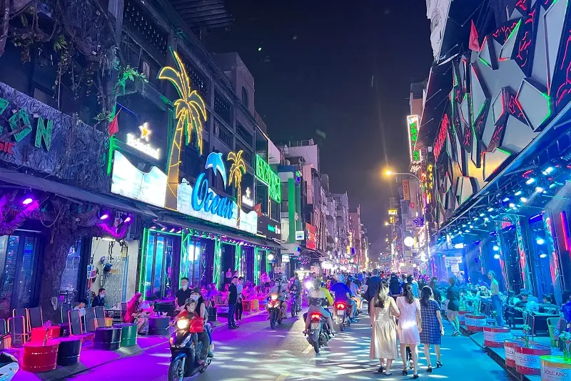 Lạc giữa g&oacute;c phố đi bộ B&ugrave;i Viện nhộn nhịp xuy&ecirc;n m&agrave;n đ&ecirc;m 5