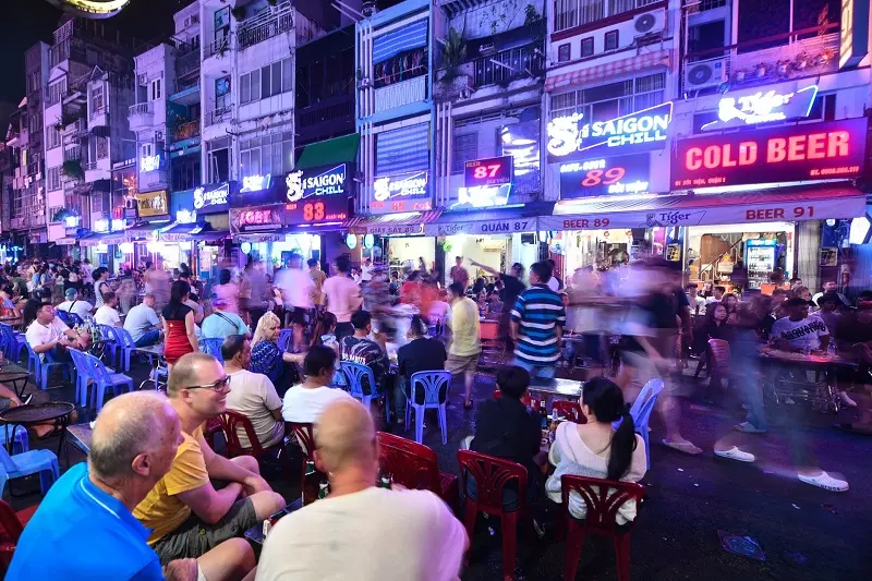 Lạc giữa g&oacute;c phố đi bộ B&ugrave;i Viện nhộn nhịp xuy&ecirc;n m&agrave;n đ&ecirc;m 12