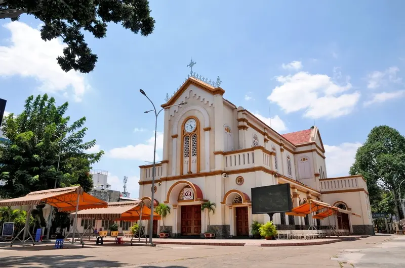 Nh&agrave; thờ Ch&iacute; H&ograve;a: Biểu tượng Gothic giữa l&ograve;ng S&agrave;i G&ograve;n 2