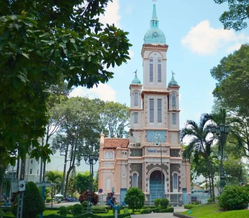 Nh&agrave; thờ Th&aacute;nh nữ Jeanne d'Arc với kiến tr&uacute;c Ph&aacute;p thơ mộng 2