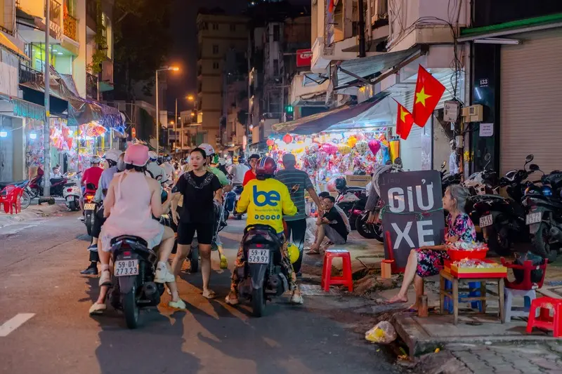 Phố lồng đ&egrave;n Quận 5 Lương Nhữ Học bừng s&aacute;ng cả g&oacute;c đường dịp Trung thu 6