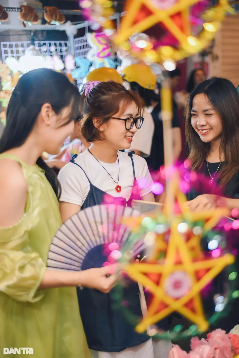 Phố lồng đ&egrave;n Quận 5 Lương Nhữ Học bừng s&aacute;ng cả g&oacute;c đường dịp Trung thu 10