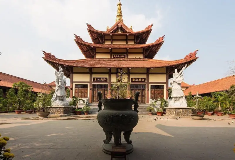 T&igrave;m sự b&igrave;nh y&ecirc;n tại Ch&ugrave;a Huệ Nghi&ecirc;m l&acirc;u đời bậc nhất S&agrave;i G&ograve;n 2