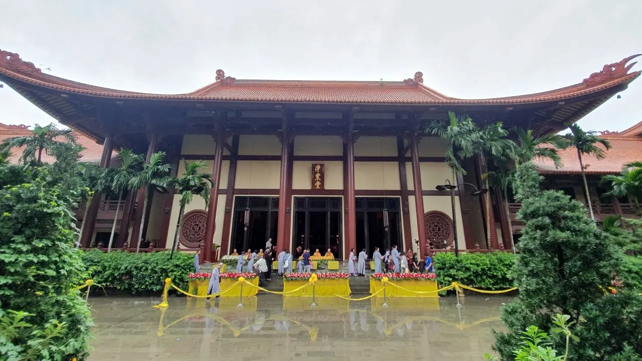 T&igrave;m sự b&igrave;nh y&ecirc;n tại Ch&ugrave;a Huệ Nghi&ecirc;m l&acirc;u đời bậc nhất S&agrave;i G&ograve;n 7