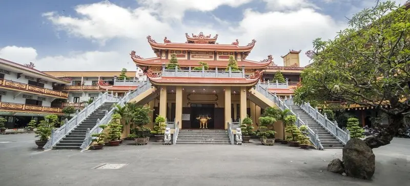 Top 12 ng&ocirc;i ch&ugrave;a cầu t&agrave;i lộc ở S&agrave;i G&ograve;n nổi tiếng linh thi&ecirc;ng 8