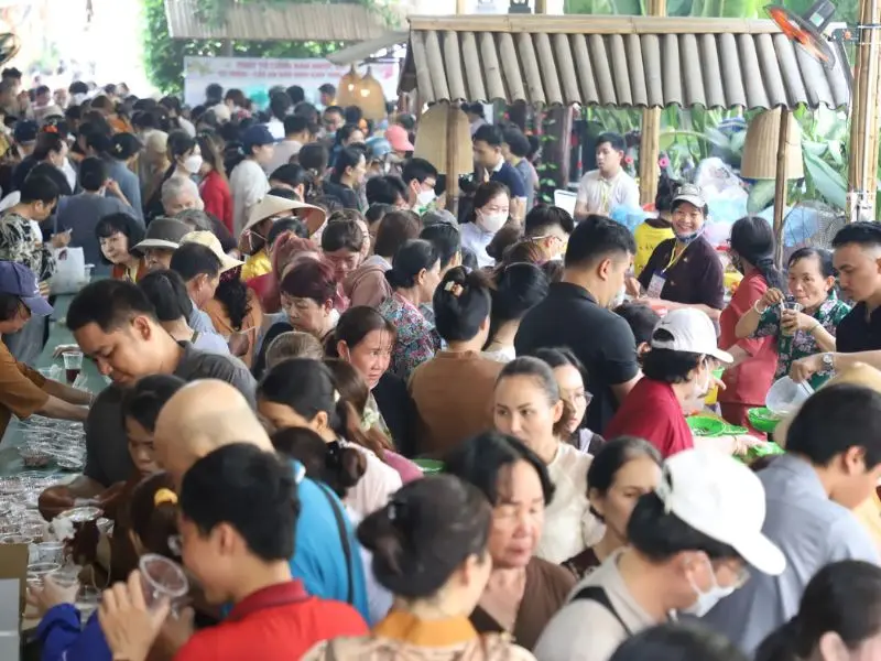 Về ch&ugrave;a Phước Tường ăn buffet chay miễn ph&iacute; đầy nghĩa t&igrave;nh 8