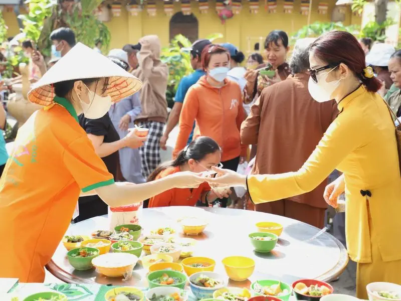 Về ch&ugrave;a Phước Tường ăn buffet chay miễn ph&iacute; đầy nghĩa t&igrave;nh 7