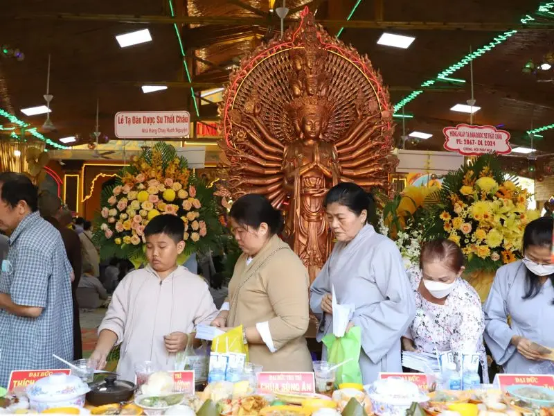 Về ch&ugrave;a Phước Tường ăn buffet chay miễn ph&iacute; đầy nghĩa t&igrave;nh 10