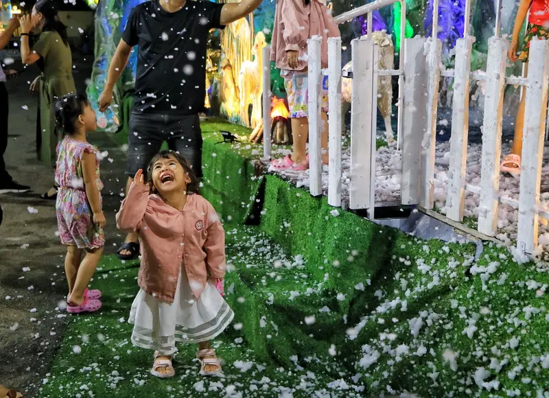X&oacute;m đạo Quận 8 nhộn nhịp v&agrave; lung linh dưới &aacute;nh đ&egrave;n Gi&aacute;ng Sinh 7