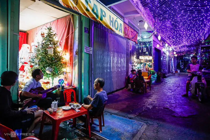 X&oacute;m đạo Quận 8 nhộn nhịp v&agrave; lung linh dưới &aacute;nh đ&egrave;n Gi&aacute;ng Sinh 23