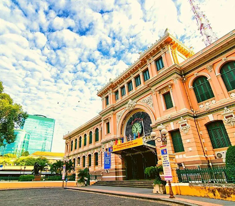 Khám phá bưu điện thành phố với vẻ đẹp cổ điển, đậm chất châu Âu