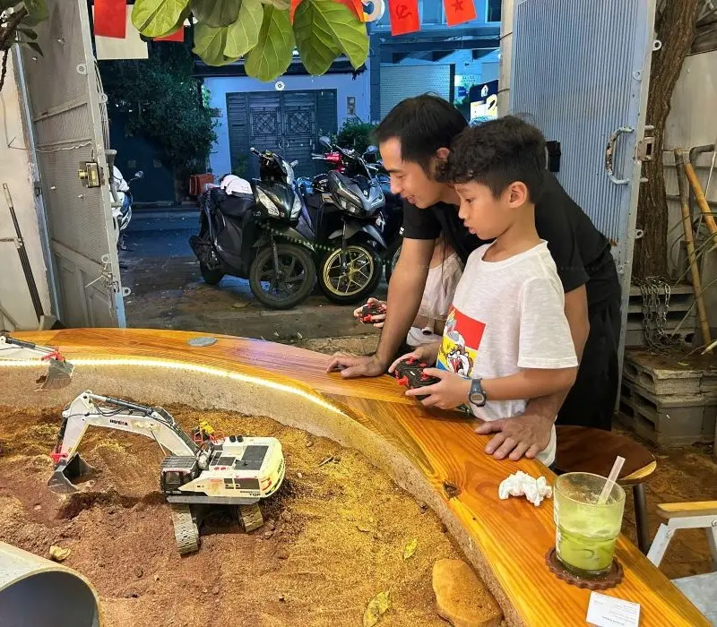 10AM Cafe: Tiệm cafe độc lạ cùng trải nghiệm đua xe mô hình