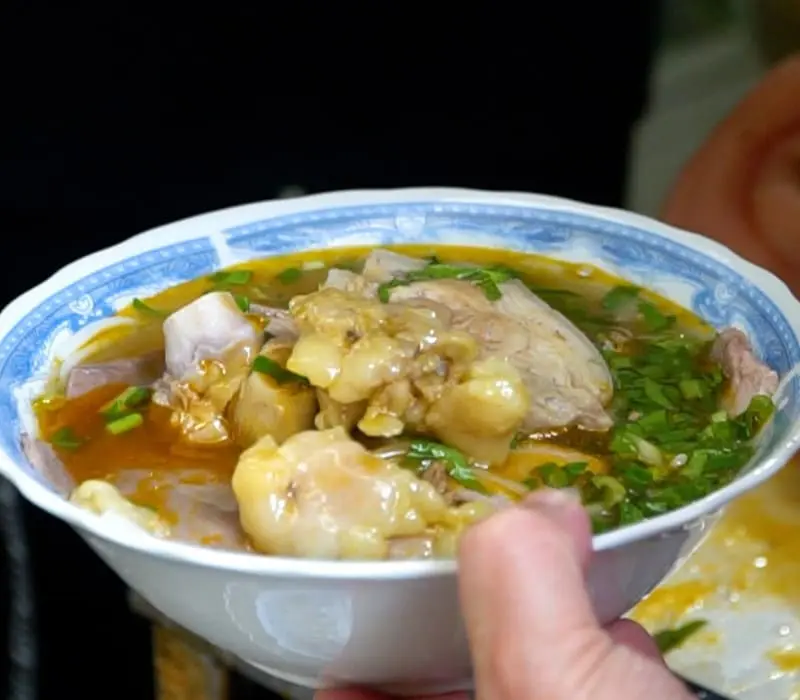 Bún bò Huế mỡ nổi cô Như thơm béo núp hẻm Quận 3