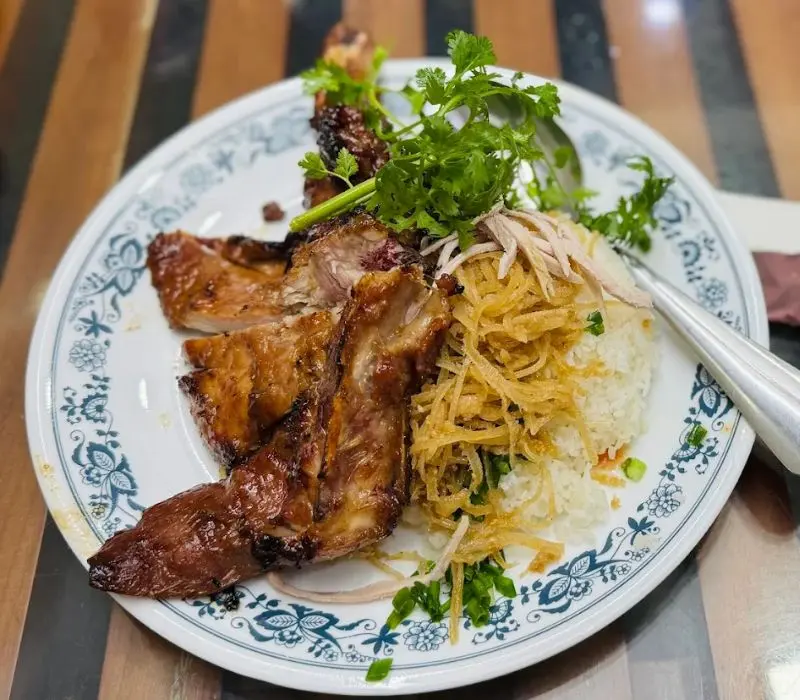 Cơm Tấm Nguyễn Văn Cừ đắt xắt ra miếng ở Sài Gòn