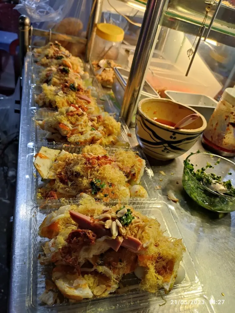8 quán bánh mì nướng muối ớt gói trọn hương vị đường phố Sài Gòn 5