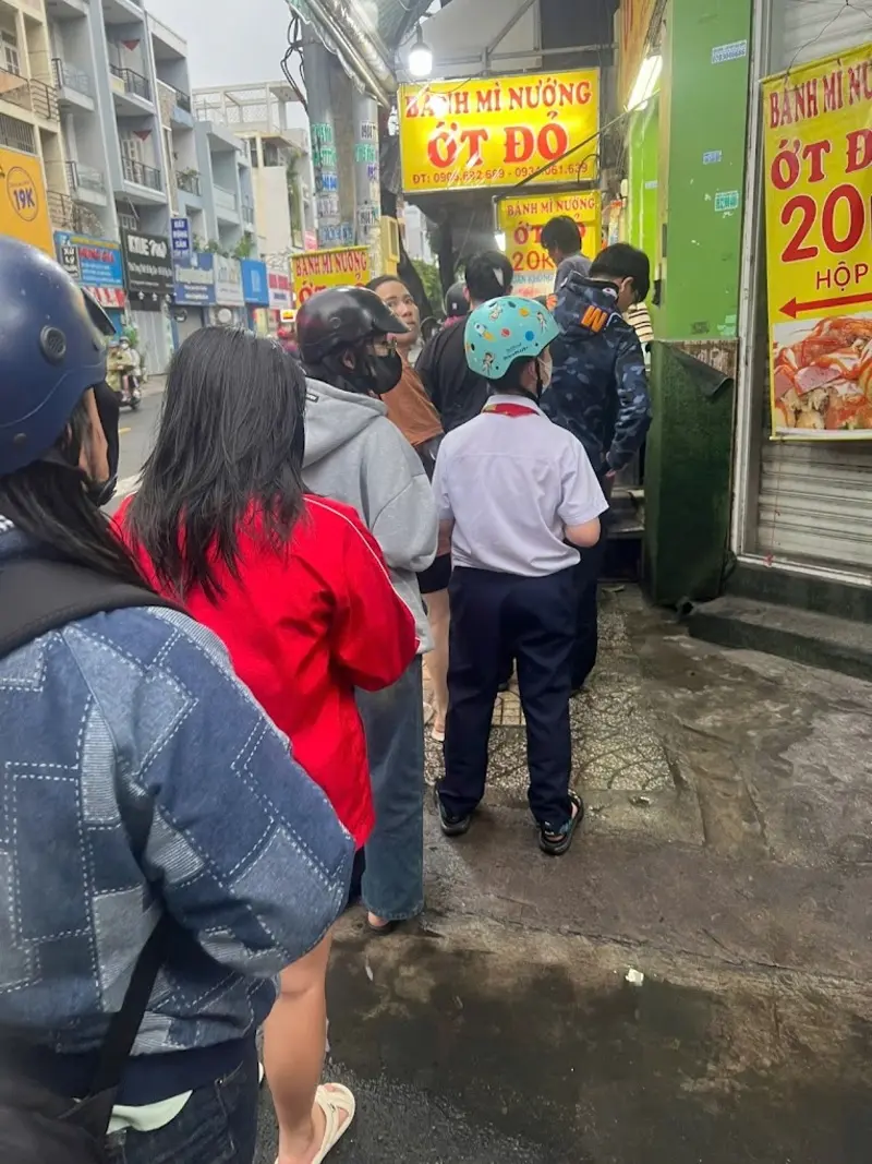 8 quán bánh mì nướng muối ớt gói trọn hương vị đường phố Sài Gòn 4