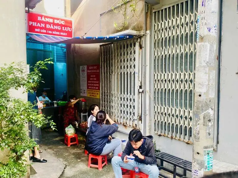 Ăn thử b&aacute;nh đ&uacute;c Phan Đăng Lưu c&ugrave;ng sự th&uacute; vị của chủ qu&aacute;n 4