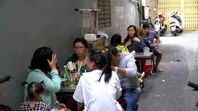 B&uacute;n b&ograve; Huế mỡ nổi c&ocirc; Như thơm b&eacute;o n&uacute;p hẻm Quận 3 3