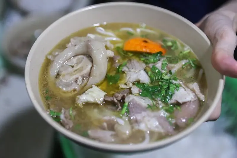 B&uacute;n b&ograve; Huế mỡ nổi c&ocirc; Như thơm b&eacute;o n&uacute;p hẻm Quận 3 7
