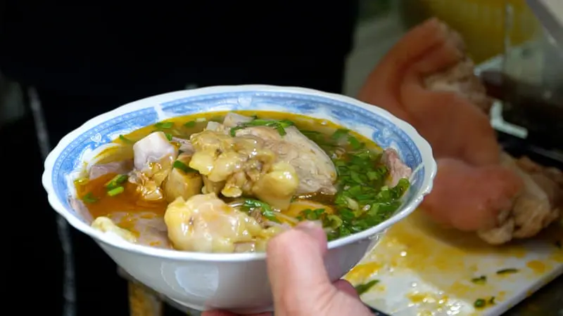B&uacute;n b&ograve; Huế mỡ nổi c&ocirc; Như thơm b&eacute;o n&uacute;p hẻm Quận 3 2