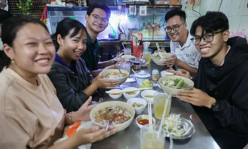 B&uacute;n b&ograve; Huế mỡ nổi c&ocirc; Như thơm b&eacute;o n&uacute;p hẻm Quận 3 10