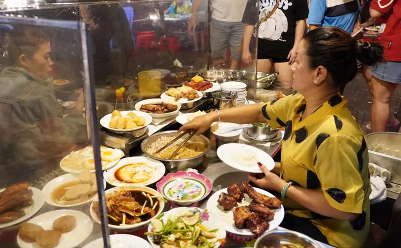Cơm tấm B&atilde;i R&aacute;c c&oacute; g&igrave; m&agrave; h&agrave;ng d&agrave;i người xếp h&agrave;ng chờ thưởng thức 12