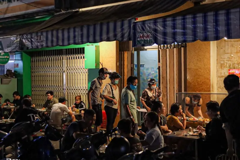 Cơm tấm B&atilde;i R&aacute;c c&oacute; g&igrave; m&agrave; h&agrave;ng d&agrave;i người xếp h&agrave;ng chờ thưởng thức 5
