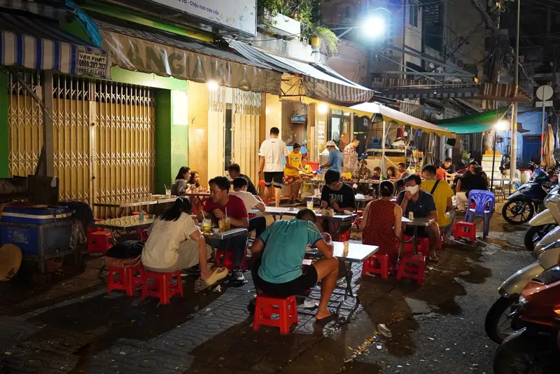 Cơm tấm B&atilde;i R&aacute;c c&oacute; g&igrave; m&agrave; h&agrave;ng d&agrave;i người xếp h&agrave;ng chờ thưởng thức 2