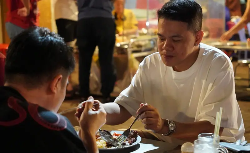 Cơm tấm B&atilde;i R&aacute;c c&oacute; g&igrave; m&agrave; h&agrave;ng d&agrave;i người xếp h&agrave;ng chờ thưởng thức 11