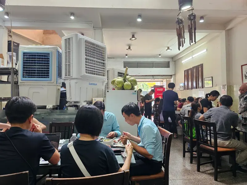Cơm Tấm Nguyễn Văn Cừ đắt xắt ra miếng ở S&agrave;i G&ograve;n 4