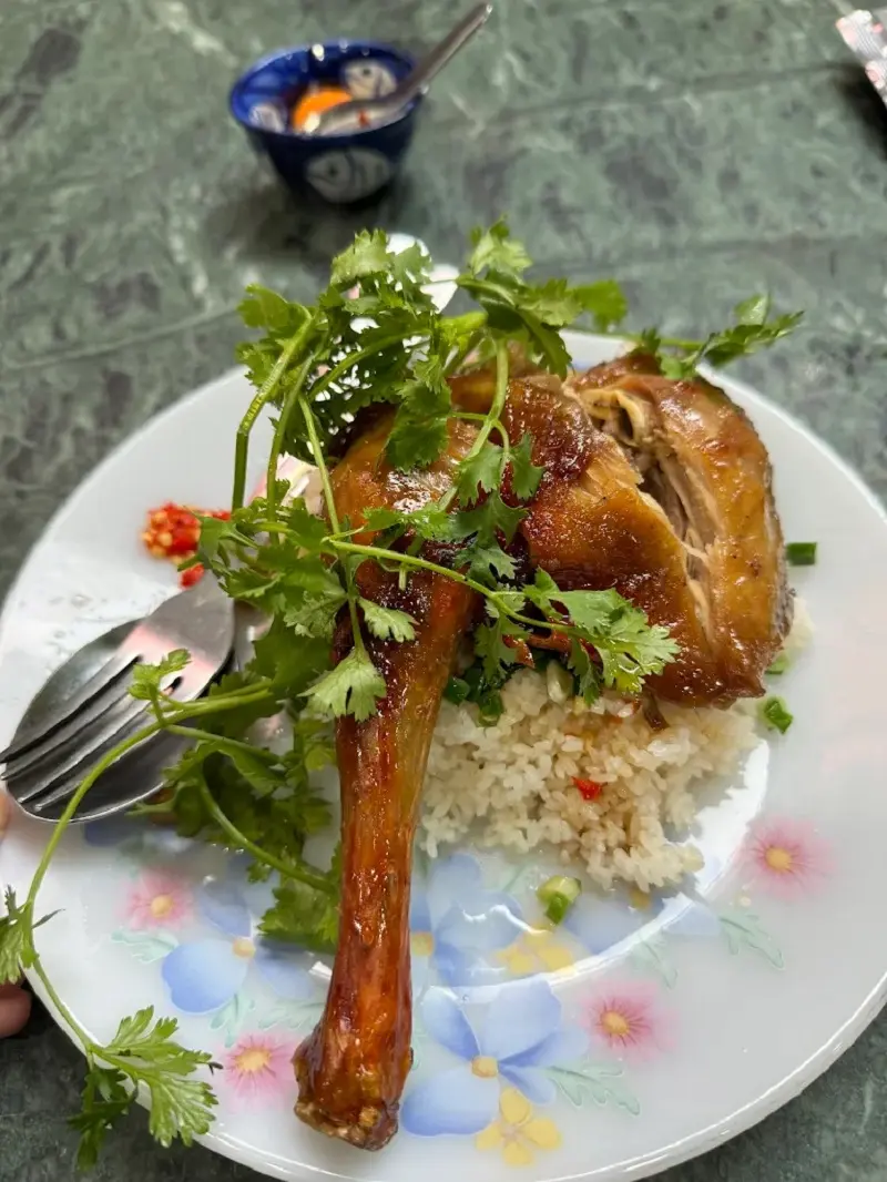 Cơm Tấm Nguyễn Văn Cừ đắt xắt ra miếng ở S&agrave;i G&ograve;n 7