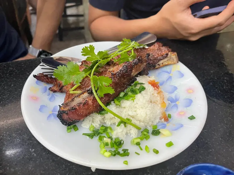 Cơm Tấm Nguyễn Văn Cừ đắt xắt ra miếng ở S&agrave;i G&ograve;n 3