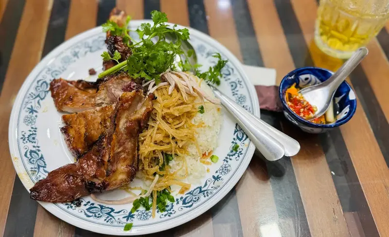 Cơm Tấm Nguyễn Văn Cừ đắt xắt ra miếng ở S&agrave;i G&ograve;n 9