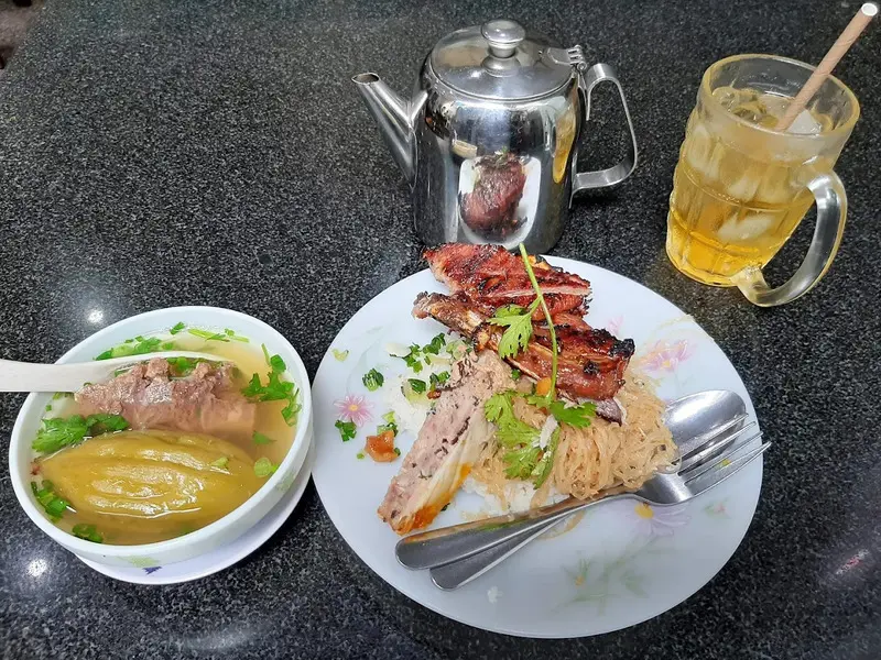 Cơm Tấm Nguyễn Văn Cừ đắt xắt ra miếng ở S&agrave;i G&ograve;n 10
