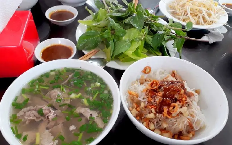 Danh s&aacute;ch 10 qu&aacute;n phở kh&ocirc; Gia Lai ngon tại S&agrave;i G&ograve;n đậm đ&agrave; 4