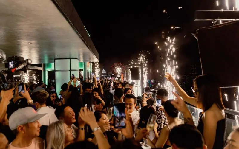 Điểm danh những qu&aacute;n rooftop bar chill nhất S&agrave;i G&ograve;n 2