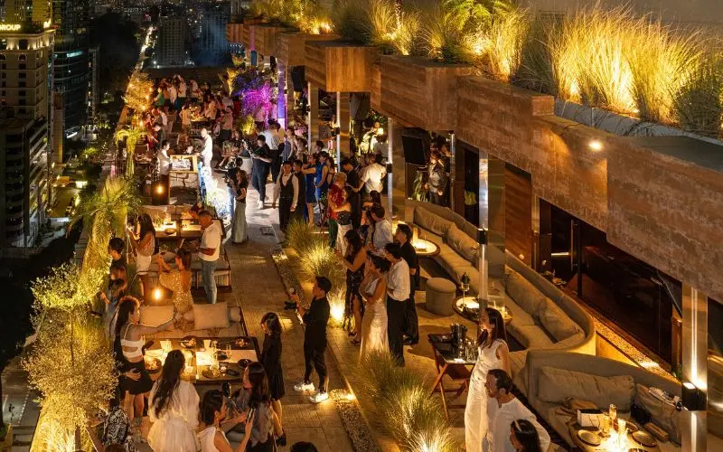 Điểm danh những qu&aacute;n rooftop bar chill nhất S&agrave;i G&ograve;n 4