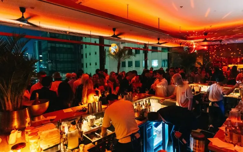 Điểm danh những qu&aacute;n rooftop bar chill nhất S&agrave;i G&ograve;n 3