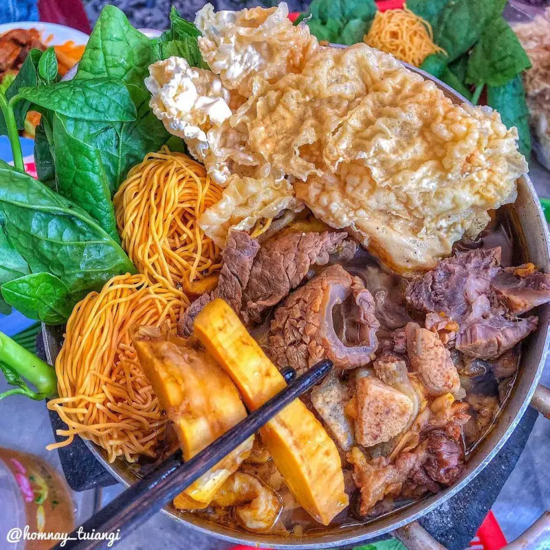 Độc đ&aacute;o m&oacute;n lẩu b&ograve; Nghĩa địa giữa l&ograve;ng S&agrave;i G&ograve;n 3